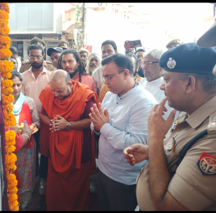 जन्माष्टमी के पावन अवसर पर जनपद को मिली तीन सौगातें थाना मटेरा के नवनिर्मित प्रशासनिक भवन का कार्य संचालन हुआ प्रारम्भ । नवीनीकृत कानूनगोपुरा पुलिस चौकी का डीएम व एसपी ने किया उद्घाटन। ‘श्री सिद्धनाथ महादेव पुलिस चौकी’ के नाम से जानी जायेगी कानूगोपुरा पुलिस चौकी । डीएम व एसपी के हाथों महिला थाना नानपारा के नवनिर्मित प्रशासनिक कक्ष का हुआ उद्घाघाटन ।